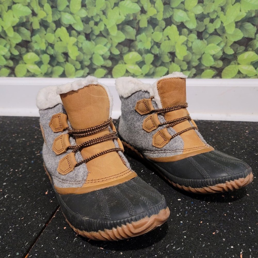 Sorel women's out and about bootie size 10